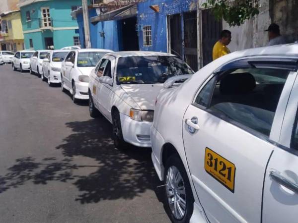 Suben 5 lempiras a la tarifa del taxi colectivo por combustibles