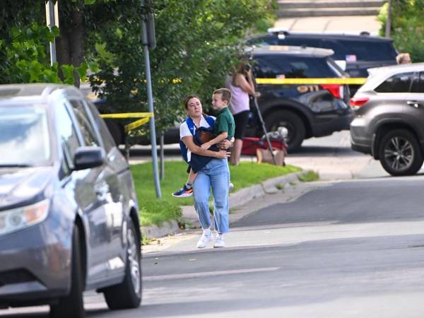 Un niño de 10 años relató cómo sobrevivió al tiroteo en la escuela católica de Minneapolis gracias a que su amigo se lanzó sobre él para protegerlo, recibiendo un disparo en la espalda. El ataque dejó dos menores muertos y 17 heridos, 14 de ellos niños. Esto contó el menor sobre la hazaña de su amigo que le salvó la vida.
