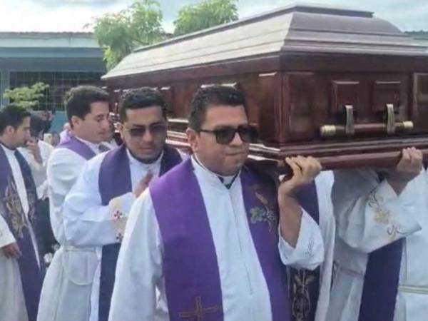 Cientos de personas en la ciudad de Choluteca asistieron a la misa de exequias de monseñor Teodoro Gómez Rivera, quien fungió como obispo de la arquidiócesis de esta ciudad. Más fotografías a continuación.
