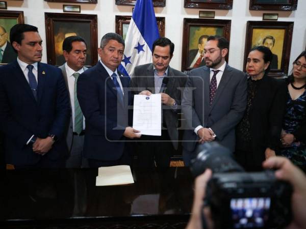 En un plazo no mayor a los cinco días, el pleno deberá definir el futuro del fiscal general suspendido.