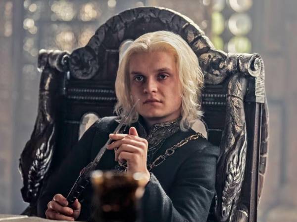 Warner Bros. ha puesto en marcha oficialmente el desarrollo de un largometraje ambientado en el universo de George R.R. Martin, con Beau Willimon —creador de House of Cards y escritor de Andor— a cargo del guion.