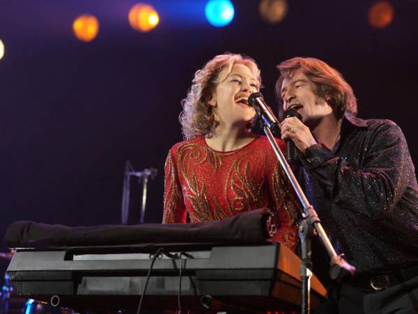 El filme trata sobre la resiliencia, sobre cómo nos comportamos y nos unimos, explica el actor australobritánico.