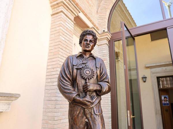 El papa León XIV pidió este domingo a los jóvenes que no malgasten su vida durante la canonización en la Plaza de San Pedro, ante decenas de miles de personas, de Pier Giorgio Frassati y Carlo Acutis, este último el primer santo milenial y considerado ya el patrón de Internet. Aquí las imágenes del histórico momento.