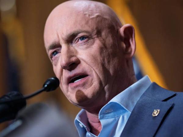 El Pentágono inicia el proceso para degradar el rango de militar al senador Mark Kelly.