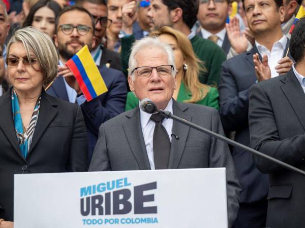 Miguel Uribe Londoño, padre del asesinado senador Miguel Uribe Turbay, durante la presentación de su precandidatura a la presidencia de Colombia este martes, en Bogotá.