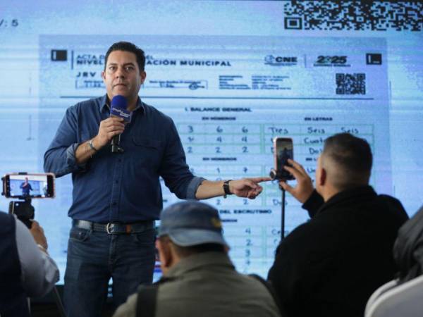 “Somos respetuosos de la ley, vamos a seguir esperando que el CNE dé los resultados”, aseguró el candidato.