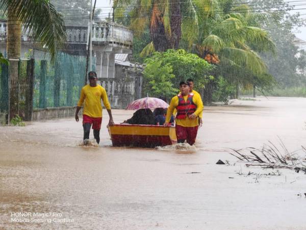 Hasta en lanchas fueron rescatadas algunas familias en la zona atlántica del país.