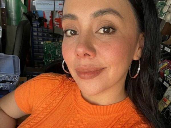 Cámaras de seguridad grabaron el momento en que Daniela Ramos fue asesinada por hombres desconocidos la noche del sábado, tras recibir varios disparos en Roatán, Islas de la Bahía.