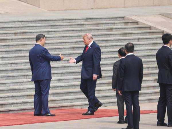 Los mandatarios se saludaron antes de entrar a la cumbre.