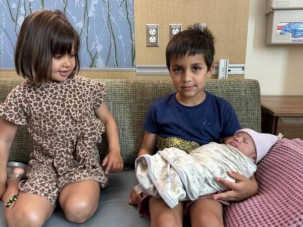 El mandatario acompañó sus felicitaciones con una tierna imagen del bebé con sus dos hermanos mayores.