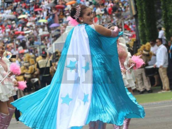 Las cinco estrellas en su capa representaron con orgullo a su país en este 204 aniversario de la independencia patria. La palillona del Instituto Técnico Honduras, Loany Alonzo Álvarez se robó el show con su entrada al Estadio Nacional. Así luce la hondureña: