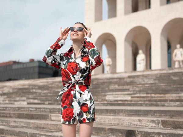 Netflix promociona nuevamente a una de sus series más queridas. Con Lily Collins lista para enrolarse en una nueva aventura de moda, amor y viajes, Emily en París prepara su regreso a la pantalla.