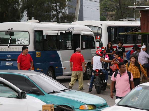 Ante la presión por el alza en combustibles, el gobierno decidió subsidiar con L2 el transporte urbano, evitando trasladar el incremento a los usuarios.