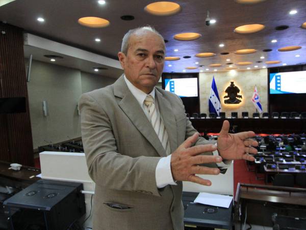 En la Cámara y en los pasillos del Congreso Nacional, Norman Arévalo es considerado como el mentor de varias generaciones de congresistas a través de los últimos 44 años. Ha conocido a todos los legisladores desde 1982 y ha sido la mano derecha de todos presidentes que ha tenido el Congreso Nacional.