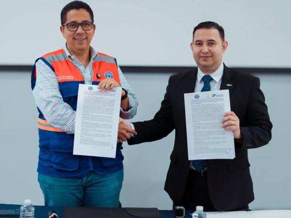 El ministro de Copeco, Reinaldo Sánchez y Luis Torres, Secretario Ejecutivo del Instituto de la Propiedad, firmaron el convenio de cooperación interinstitucional.