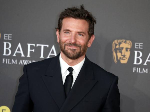 De tomar el proyecto, Bradley Cooper dirigiría y escribiría el guion de la película.