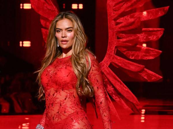 La colombiana también usó unas alas y desfiló por la pasarela.