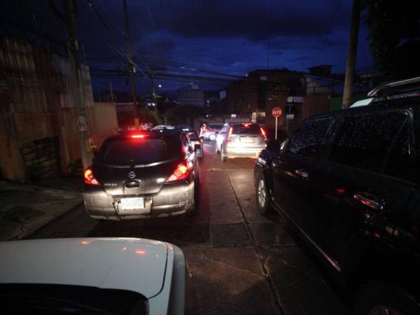 En varios puntos de la capital permanecen completamente atascados por el tráfico vehicular causado por una fuerte tormenta. Aquí las imágenes.