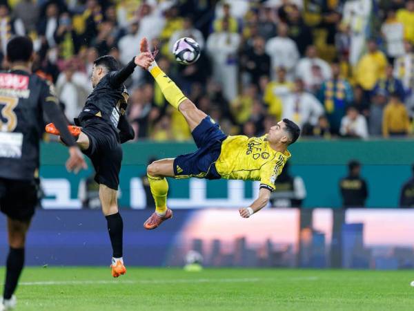 El publico se puso de pie tras el golazo del astro portugués.