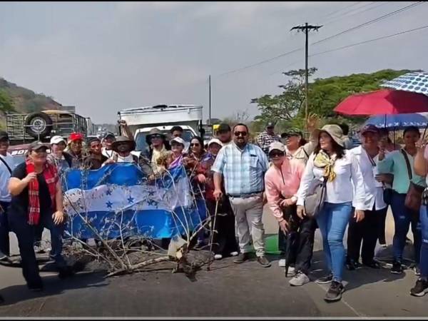 Los docentes en la zona norte se movilizaron este lunes en el departamento de Yoro, pidiendo a las autoridades de Educación que cumplan con el reajuste salarial.