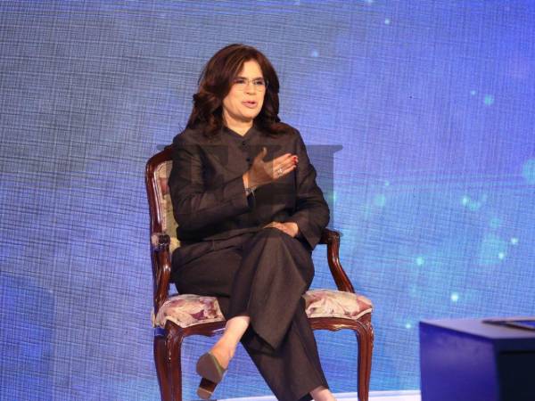 Rixi Moncada, durante su participación en el foro De Frente en la Universidad de San Pedro Sula (USAP).