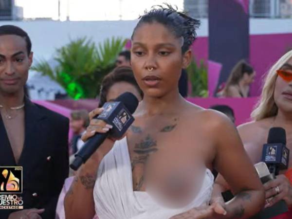 La cantante urbana Tokischa causó furor en la alfombra de la 38.ª edición de Premio Lo Nuestro 2026 en Miami, Estados Unidos, al aparecer con un vestido blanco, con transparencias y un escote que dejaba ver uno de sus senos. Aquí los detalles.