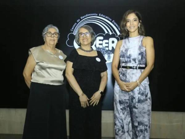 Ligia Castro junto a Ana Serrano y Carolina Vélez, integrantes de la junta directiva de CREER.
