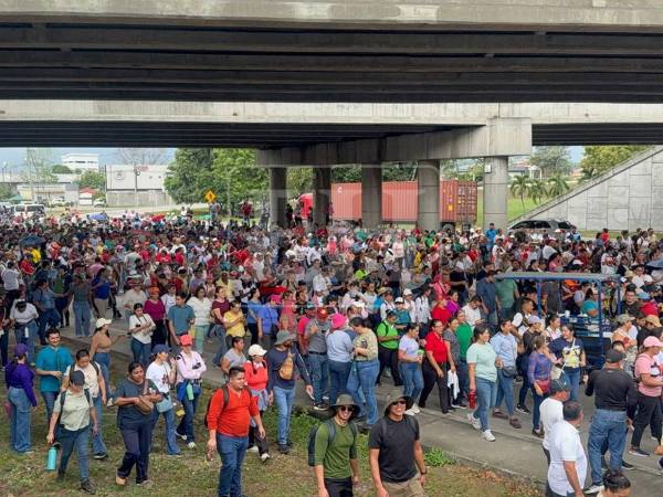 Docentes de Cortés recorren el bulevar del Norte de San Pedro Sula, Cortés, para exigir el pago del reajuste salarial que, según denuncian, sigue pendiente por parte del Gobierno.