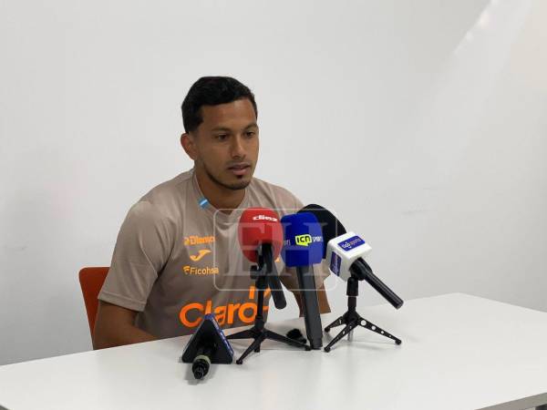 Edwin Rodríguez atendiendo a la prensa en España.