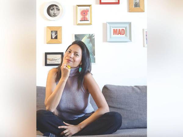 Heleci Ramírez expone una obra donde reflexiona sobre la libertad de expresión femenina y cómo la mujer se deconstruye y construye a través del tiempo.