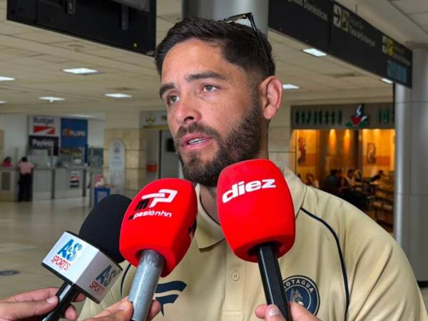 El delantero Jonathan Moya habló con los medios en el Aeropuerto Toncontín de Tegucigalpa antes de emprener vuelo rumbo a Belice.