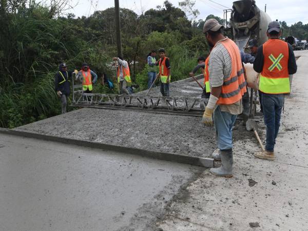 La construcción y rehabilitación de 98.3 kilómetros en varios tramos por medio de 13 proyectos se invertirá en el subsector de carreteras.