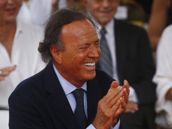 Julio Iglesias, cantante de grandes éxitos musicales como: Me olvidé de vivir, Lo mejor de tu vida, Me va, me va, pide archivar la investigación contra él y detener el daño reputacional.