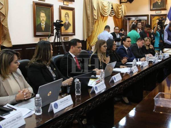 La comisión seguirá con el juicio político el martes 9:00 de la mañana.