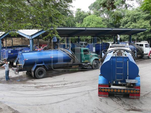 La crisis por falta de agua en el Distrito Central ha convertido este bien público y humano en un verdadero negocio, que muchas veces provoca que resulte inalcanzable para las familias más pobres, que son las que al final pagan más por el vital líquido.