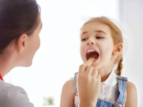 La difteria es una enfermedad infecciosa que afecta principalmente la garganta y las vías respiratorias superiores.