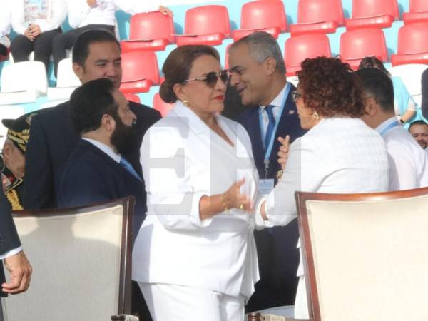 La mandataria completó su outfit con lentes oscuros y zapatos tono nude para presidir los desfiles patrios, en este su último año ostentando la presidencia.