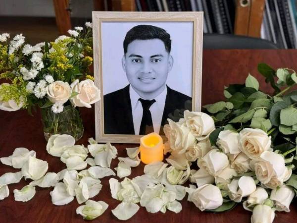 Este martes 1 de septiembre, estudiantes y docentes de la Carrera de Periodismo de la Universidad Nacional Autónoma de Honduras (UNAH) se reunieron para rendir homenaje a su compañero Christian Isaías Mendoza Pérez, fallecido el pasado domingo 30 de agosto en un accidente.