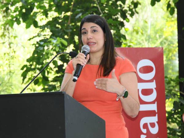 Vanessa Valladares, subgerente de Asuntos Corporativos de Walmart Honduras, reafirma el compromiso de de la empresa en el lanzamiento de la XII edición de Escuelas Amigables con el Ambiente.