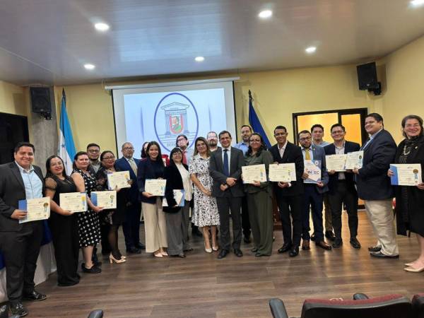 Los graduados del Diplomado en Gobernabilidad e Innovación Pública, junto a Viviana Casco Molinas, representante del CAF en Honduras y Jinmy Bertrand, director del IINTEC.