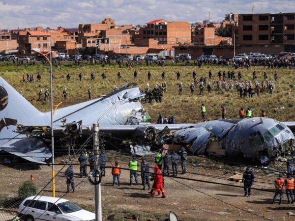 Familiares despidieron este domingo a las personas que fallecieron en el accidente de un avión militar de carga, ocurrido el viernes al intentar aterrizar en el aeropuerto internacional de El Alto, la segunda ciudad más poblada de Bolivia.