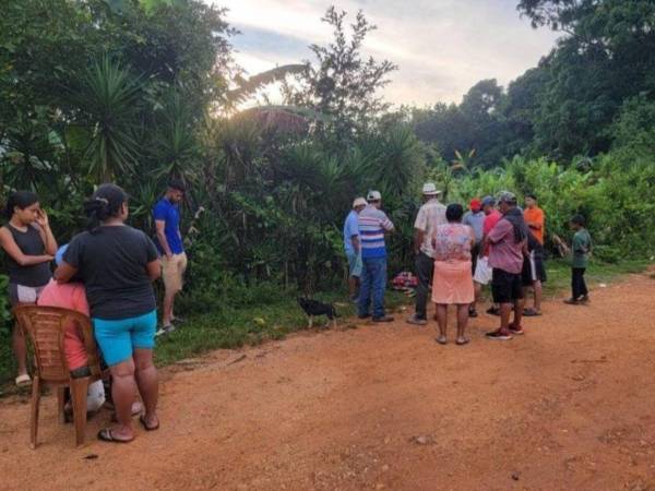 Autoridades policiales y forenses llegaron al sector de Puente Grande, Jocón, para realizar el levantamiento del cuerpo de Ariel Efraín Antunes.