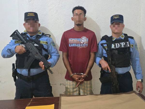 Durante el procedimiento, los agentes decomisaron un teléfono celular y un arma blanca tipo machete, objetos que ahora forman parte de las evidencias bajo análisis.