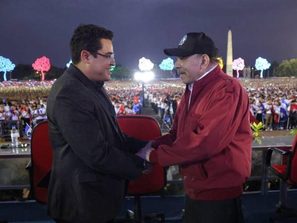 Gerardo Torres y los demás funcionarios hondureños saludaron a Daniel Ortega.