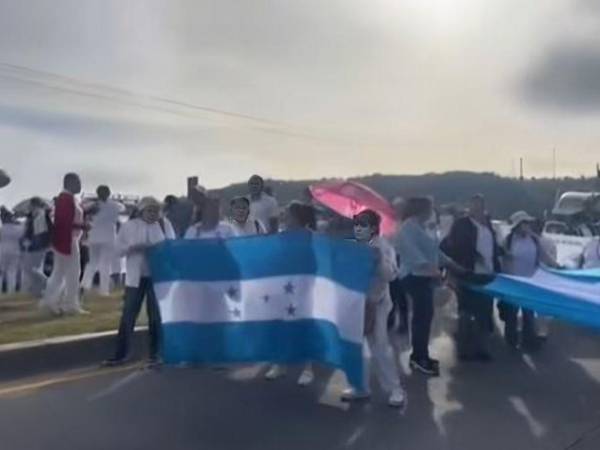 Los cuatro carriles fueron tomados por las enfermeras y enfermeros auxiliares.