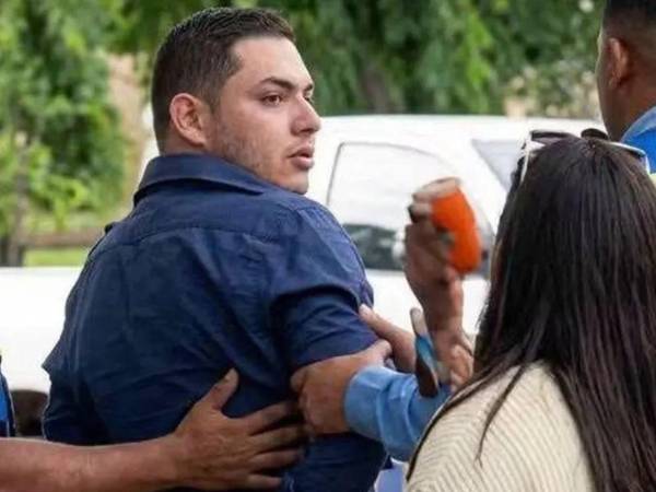 Momento en el que el hombre fue detenido por las autoridades policiales.