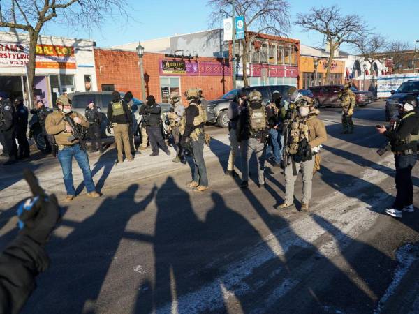 En un momento, uno de los oficiales parece golpearlo con la culata de una pistola justo antes de que otro operativo abra fuego contra el individuo.