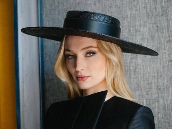 Sophie Turner volvió a mostrar su franqueza en temas íntimos durante una entrevista con BuzzFeed que se viralizó rápidamente. La actriz británica de 29 años respondió sin reservas a mensajes de seguidores con tono subido, abordando su sexualidad, hábitos amorosos y percepción pública.