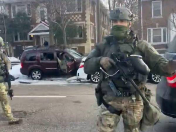 El agente de ICE le pedía a los vecinos de la víctima se que relajaran.