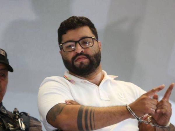 Vallecillo está siendo sometido a tres evaluaciones físicas en Medicina Forense, como parte una solicitud por su defensa y un proceso para determinar su estado de salud actual.